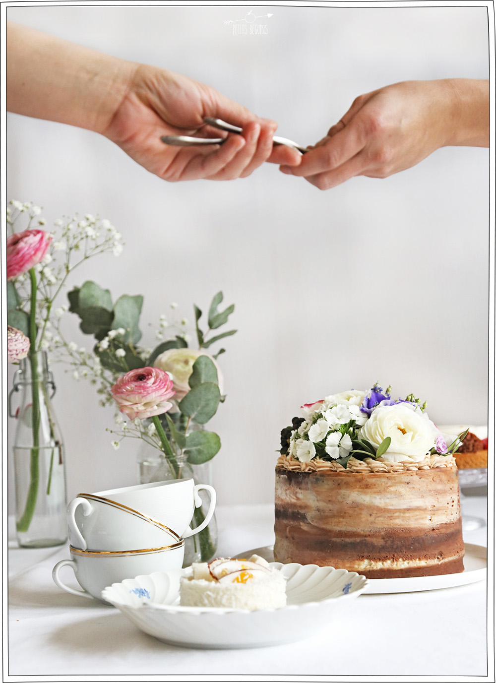 Repas entre amies - Gros gâteau romantique - Petits Béguins